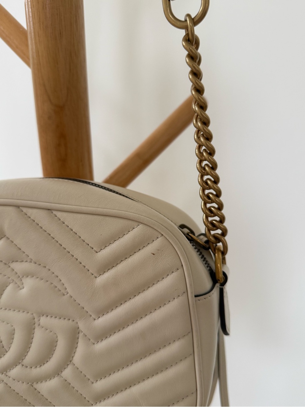 Gucci GG Marmont chevron quilted leather camera bag with gold-tone hardware - Picture 8 of 13